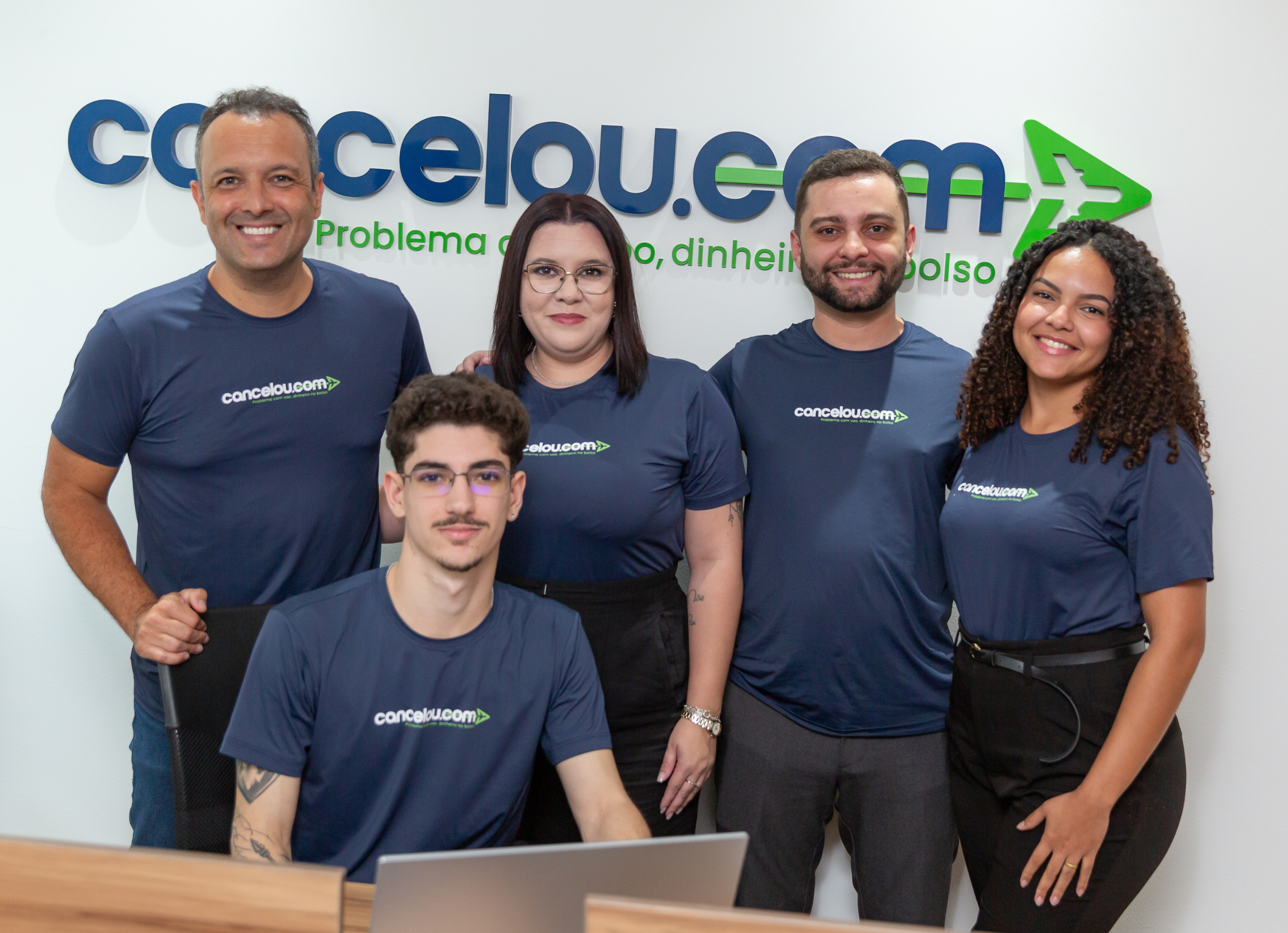 Duas pessoas da equipe Cancelou trabalhando